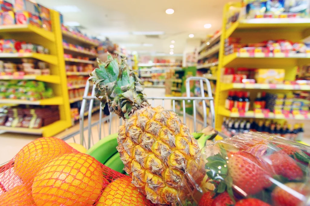 Jeśli potrzebujesz tylko połowę ananasa, poproś personel sklepu o przekrojenie