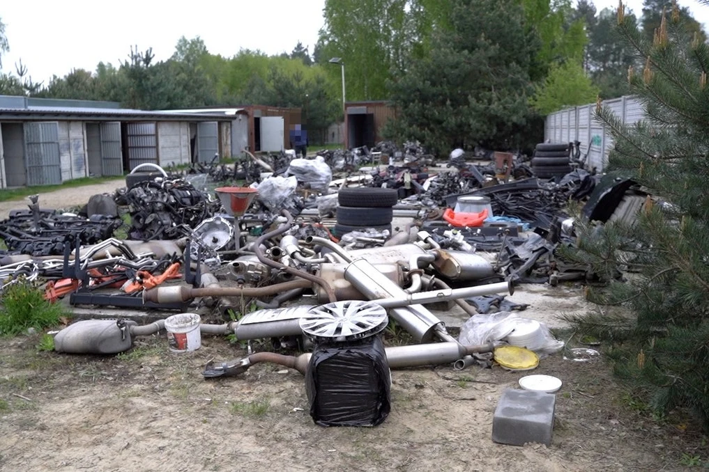 Skradzione samochody były demontowane. Części trafiały na sprzedaż. 