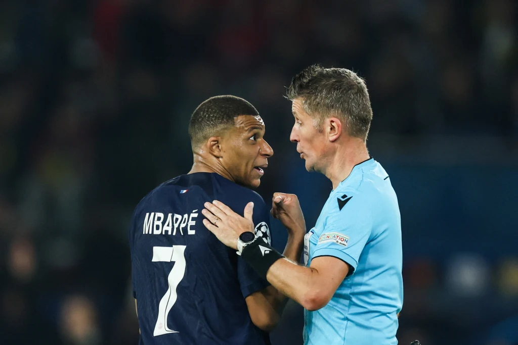Kylian Mbappe i sędzia Daniele Orsato