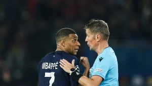 Kylian Mbappe i sędzia Daniele Orsato