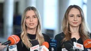 Minister rodziny, pracy i polityki społecznej Agnieszka Dziemianowicz-Bąk (P) i wiceminister rodziny i polityki społecznej Aleksandra Gajewska (L) podczas konferencji prasowej w Sejmie 