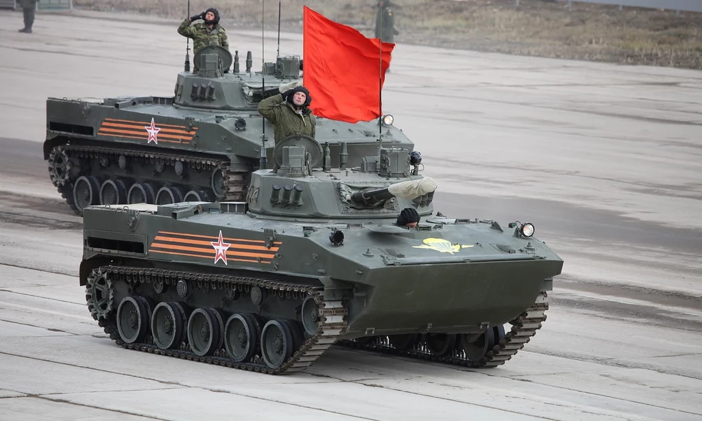 Para BMD-4M podczas próby do Parady Zwycięstwa w 2015 r.