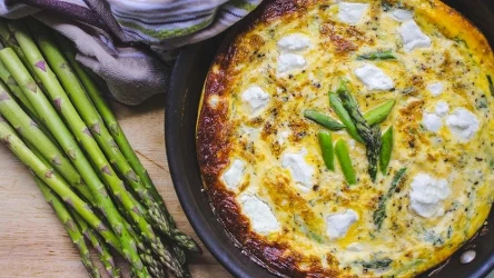 Tarta ze szparagami i brokułem to idealny wiosenny obiad.