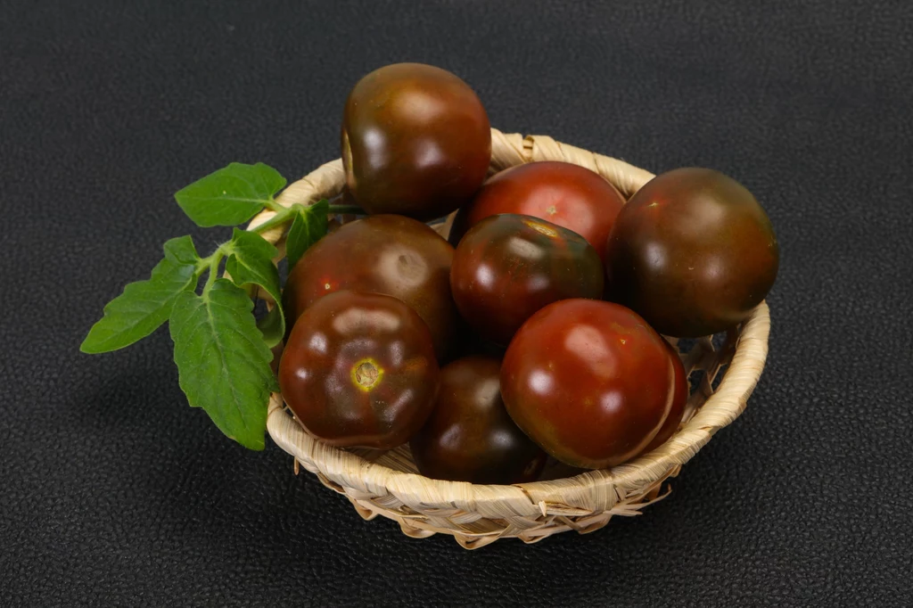 Czekoladowy pomidor kumato wyróżnia się licznymi witaminami i minerałami