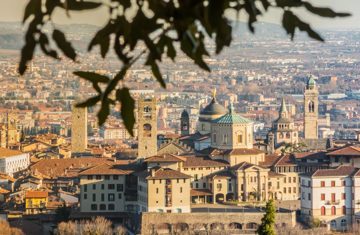 Bergamo. Krajobraz starego miasta z wzgórza San Vigilio podczas pięknego dnia Bergamo. Krajobraz starego miasta z wzgórza San Vigilio podczas pięknego dnia
