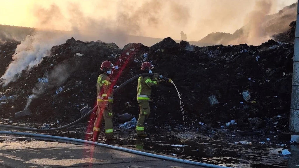 W nocy ze środy na czwartek w Rawiczu wybuchł duży pożar odpadów. To kolejne takie zdarzenie w tym miejscu