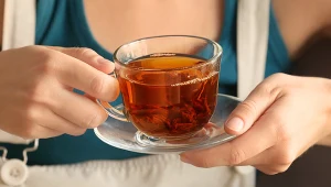 Herbatka z korzenia arcydzięgla pobudza trawienie i apetyt, odgrzybia i uspokaja