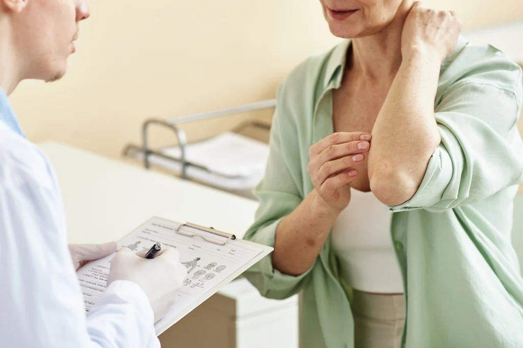 Przyczyny świądu zazwyczaj są niegroźne. Ale warto zachować czujność, zwracać uwagę na inne objawy i w razie wątpliwości skonsultować się z lekarzem