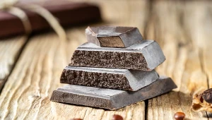 To nie pleśń! Skąd się bierze biały osad na czekoladzie i co oznacza?
