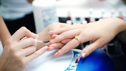 Manicure półksiężycowy zawładnie każdym salonem kosmetycznym
