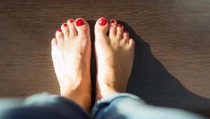 O piękne stopy warto się zatroszczyć. Ćwiczenia pomogą zachować ich sprawność, zredukują też ból, pomogą uniknąć zniekształceń