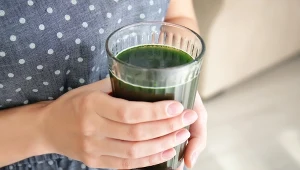 Pokrzywa uważana jest za jedną z najcenniejszych roślin stosowanych w fitoterapii. Jakie właściwości się jej przypisuje?