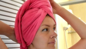 Po zakończeniu mycia należy delikatnie odcisnąć włosy z nadmiaru wody, pamiętając, aby nie pocierać ich ręcznikiem