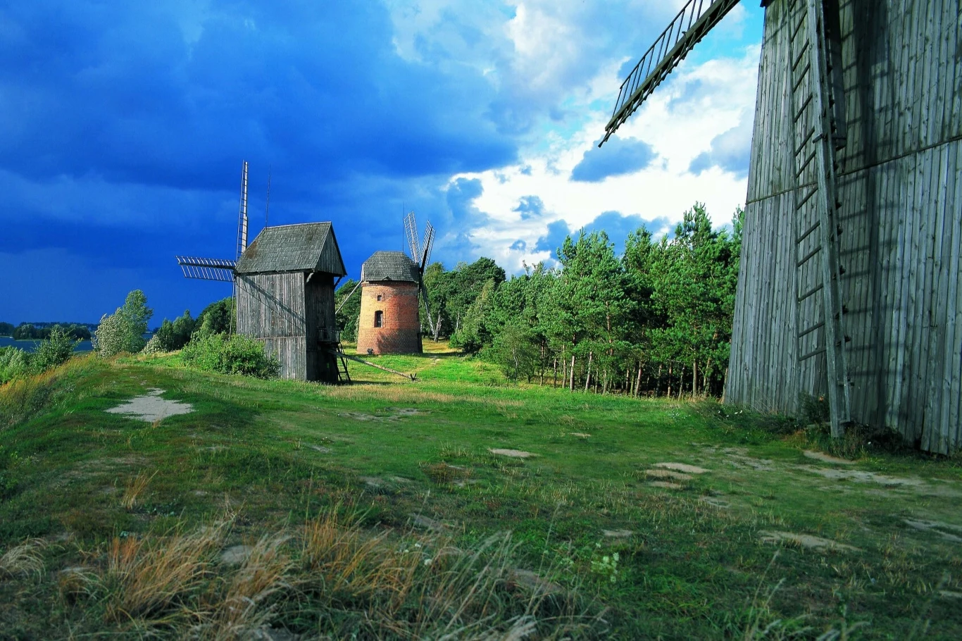 Wiatraki są znakiem rozpoznawczym Holandii, ale w Polsce również ich nie brakuje Wiatraki są znakiem rozpoznawczym Holandii, ale w Polsce również ich nie brakuje