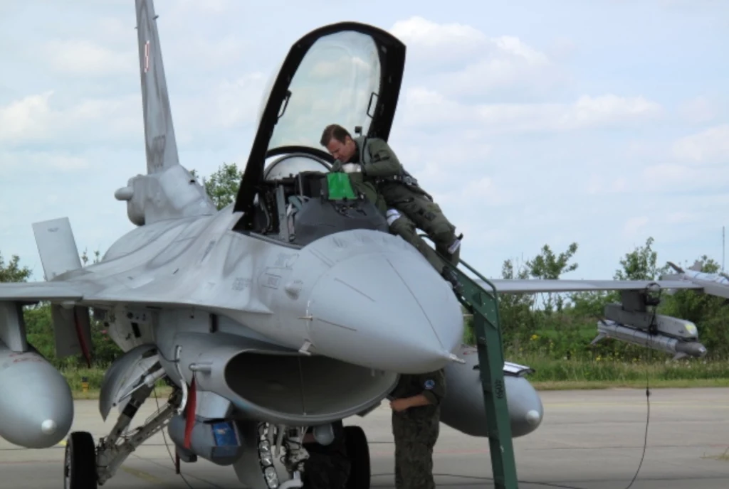 Pułkownik Krystian Zięć przy myśliwcu F-16