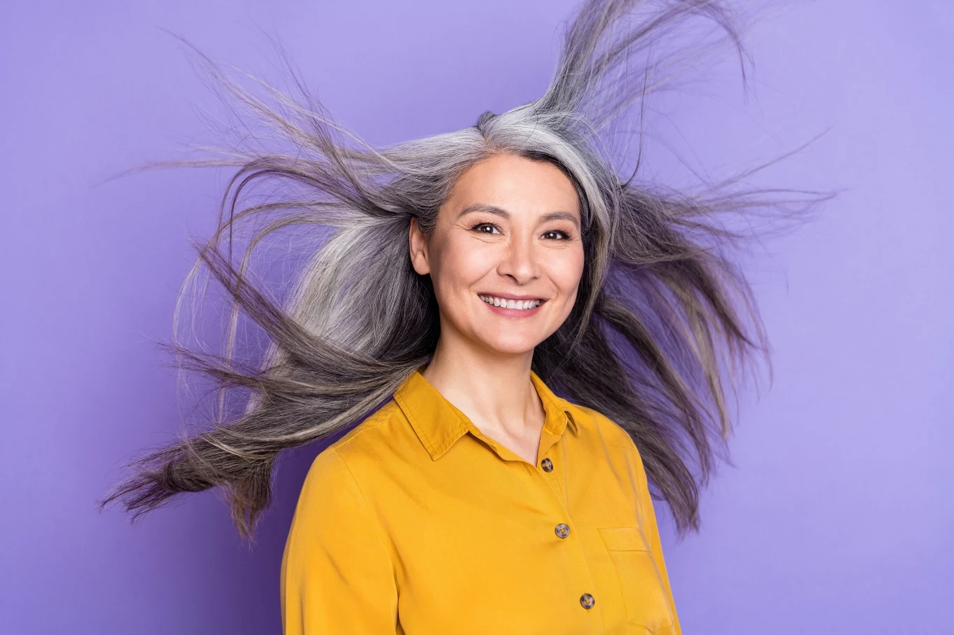 Długie włosy to także świetne fryzura dla pań po 50.