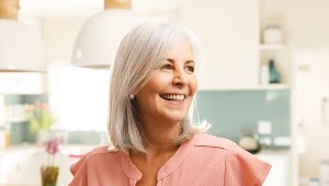 Tę fryzurę pokochały 50-latki. Jest łatwa do ułożenia i wysmukla twarz