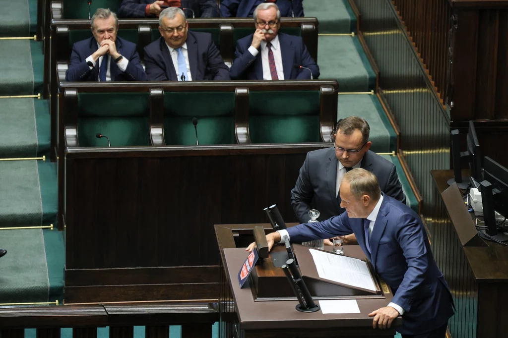 Premier Donald Tusk na mównicy. Przerwał mu poseł PiS Premier Donald Tusk na mównicy. Przerwał mu poseł PiS