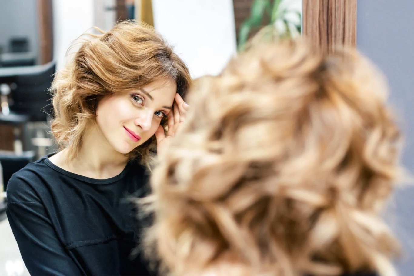 Cieniowanie włosów to idealny sposób, aby odjąć sobie kilka lat.