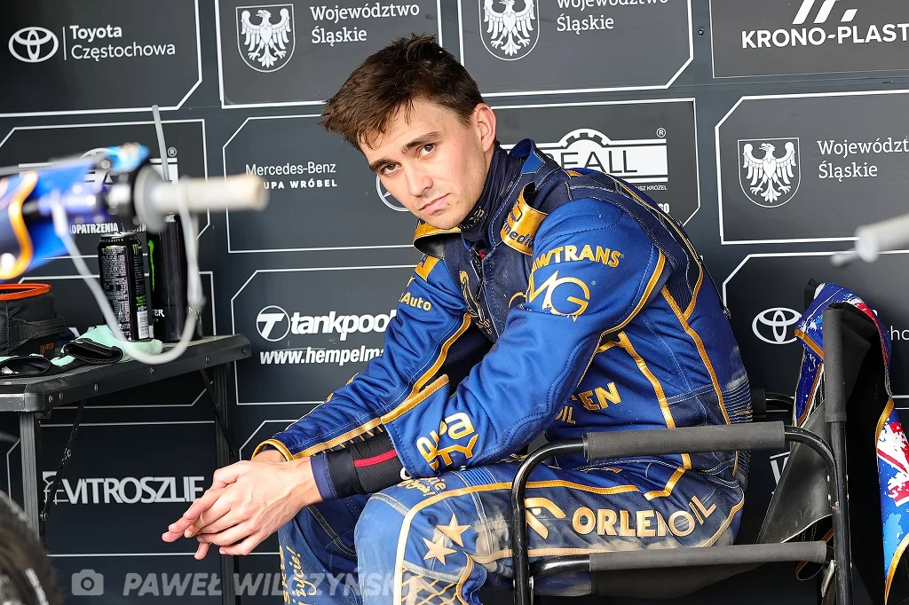 Jack Holder odpoczywa w parku maszyn.