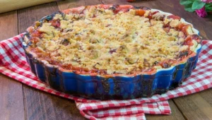 Takie ciasto z sezonowych owoców robiła moja mama. Idealne na niedzielę