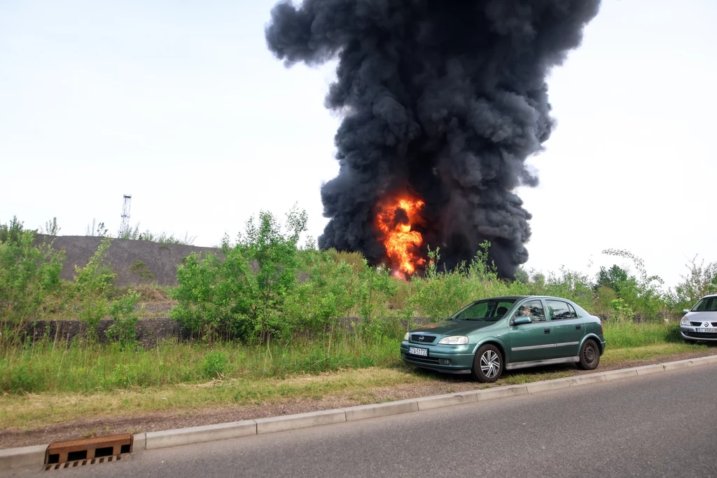 W Siemianowicach Śląskich wybuchł groźnie wyglądający pożar odpadów niebezpiecznych. Palą się m.in. chemikalia 