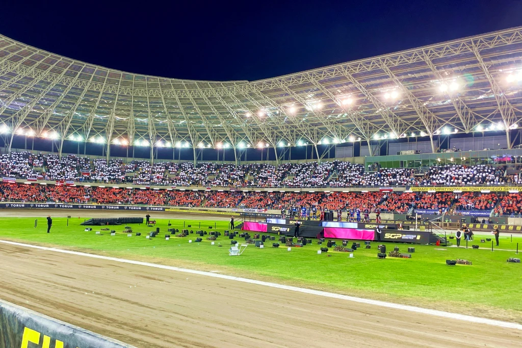 Biało-czerwone trybuny toruńskiej Motoareny.
