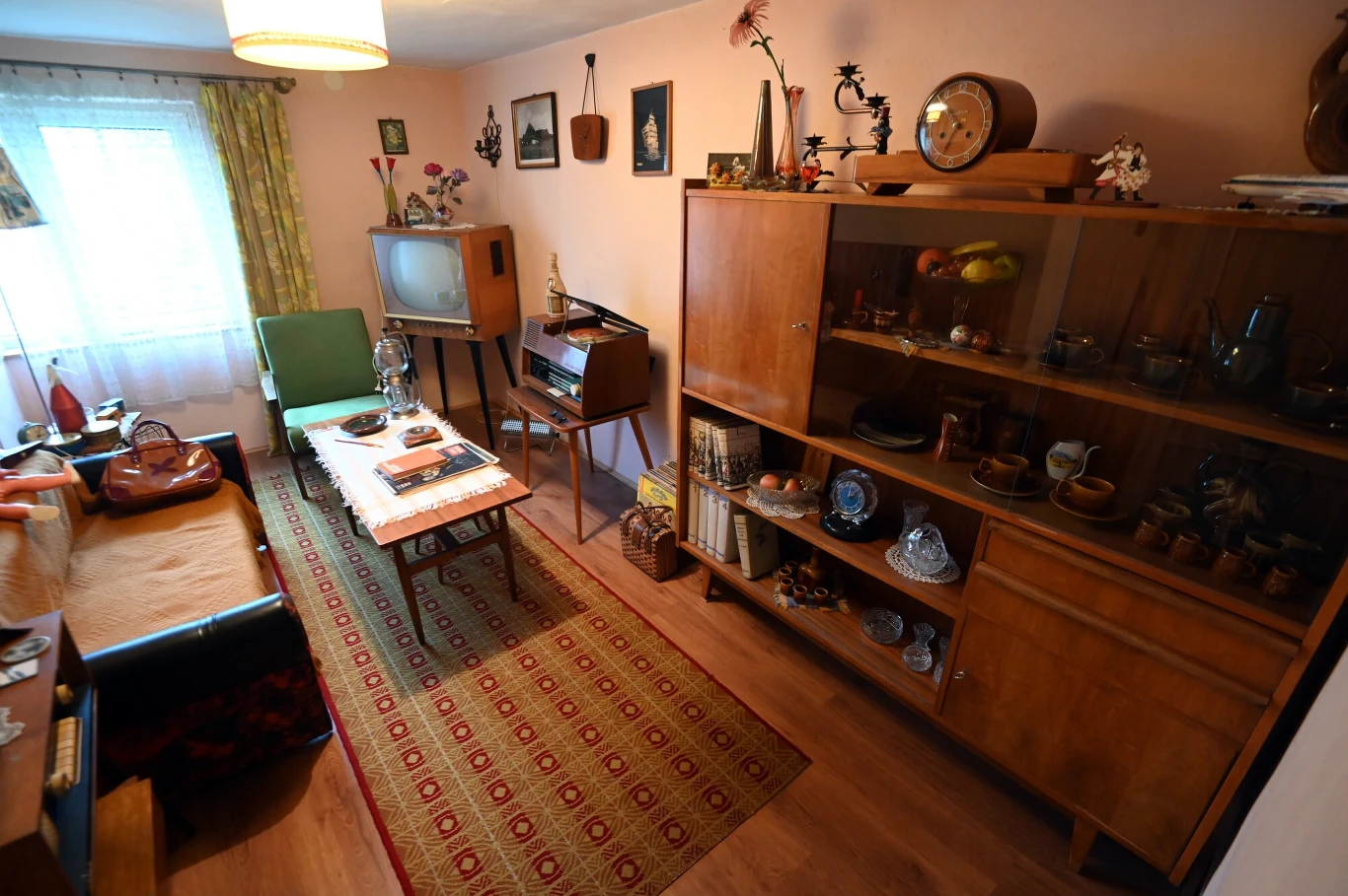 Meble z PRL-u są dostępne na aukcjach za niemałe sumy.