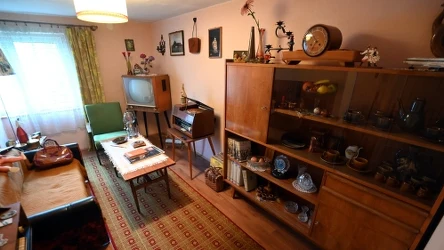 Meble z PRL-u są dostępne na aukcjach za niemałe sumy. 