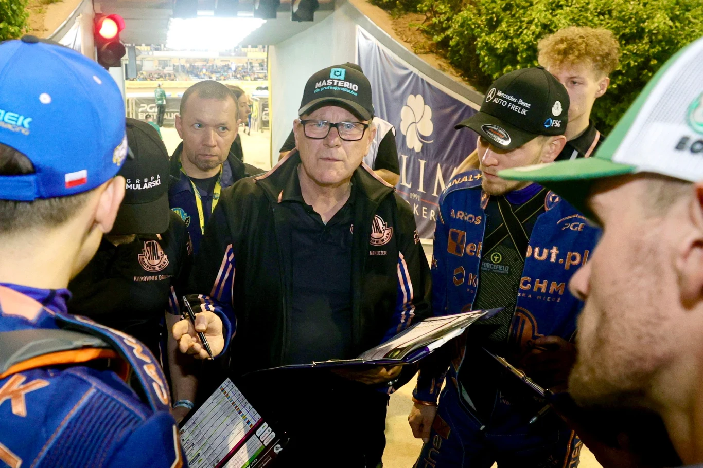 Trener Stanisław Chomski z zawodnikami Stali Gorzów.