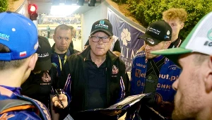 Trener Stanisław Chomski z zawodnikami Stali Gorzów.