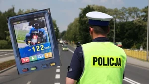 Policja ma nowy sposób na cwanych kierowców. Mierzy im ujemną prędkość