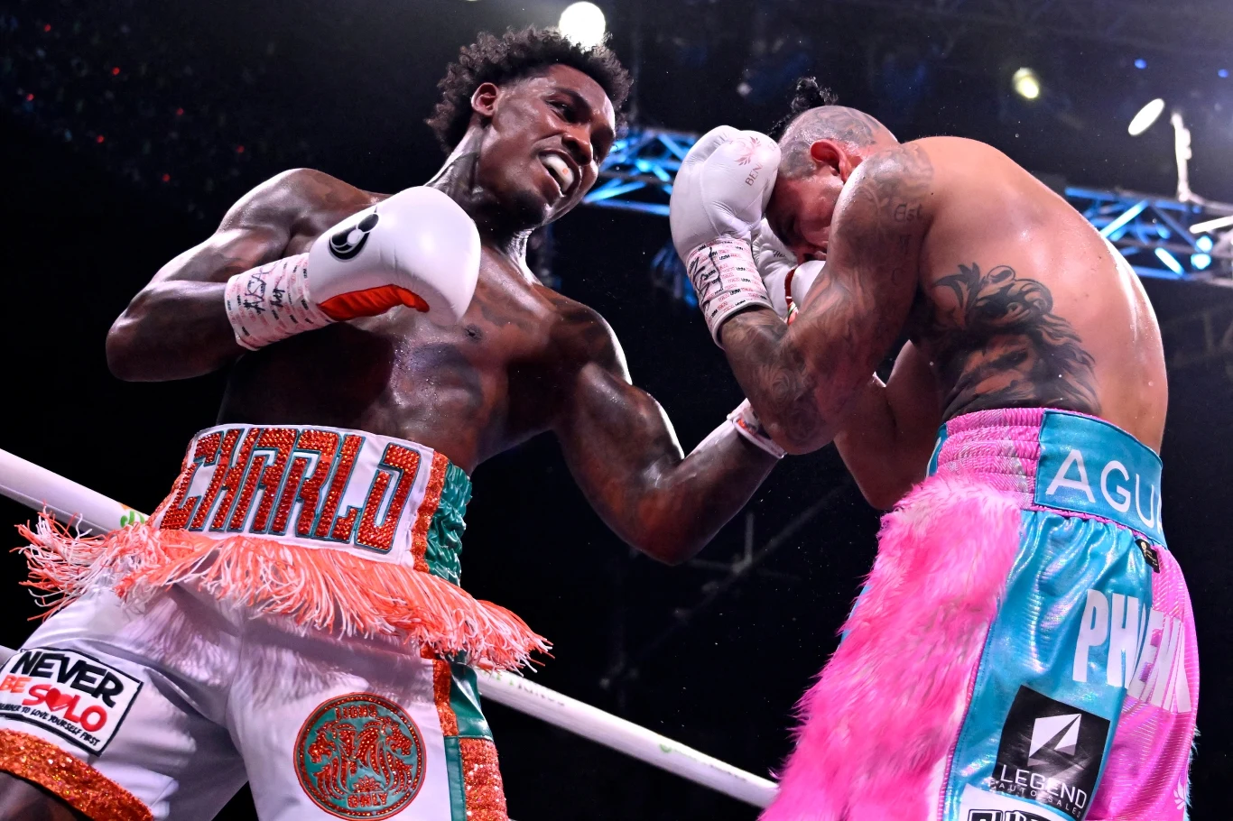 Jermall Charlo (z lewej) w swoijej ostatniej walce, jego przeciwnikiem był Jose Benavidez jr Jermall Charlo (z lewej) w swoijej ostatniej walce, jego przeciwnikiem był Jose Benavidez jr