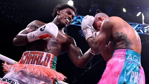 Jermall Charlo (z lewej) w swoijej ostatniej walce, jego przeciwnikiem był Jose Benavidez jr