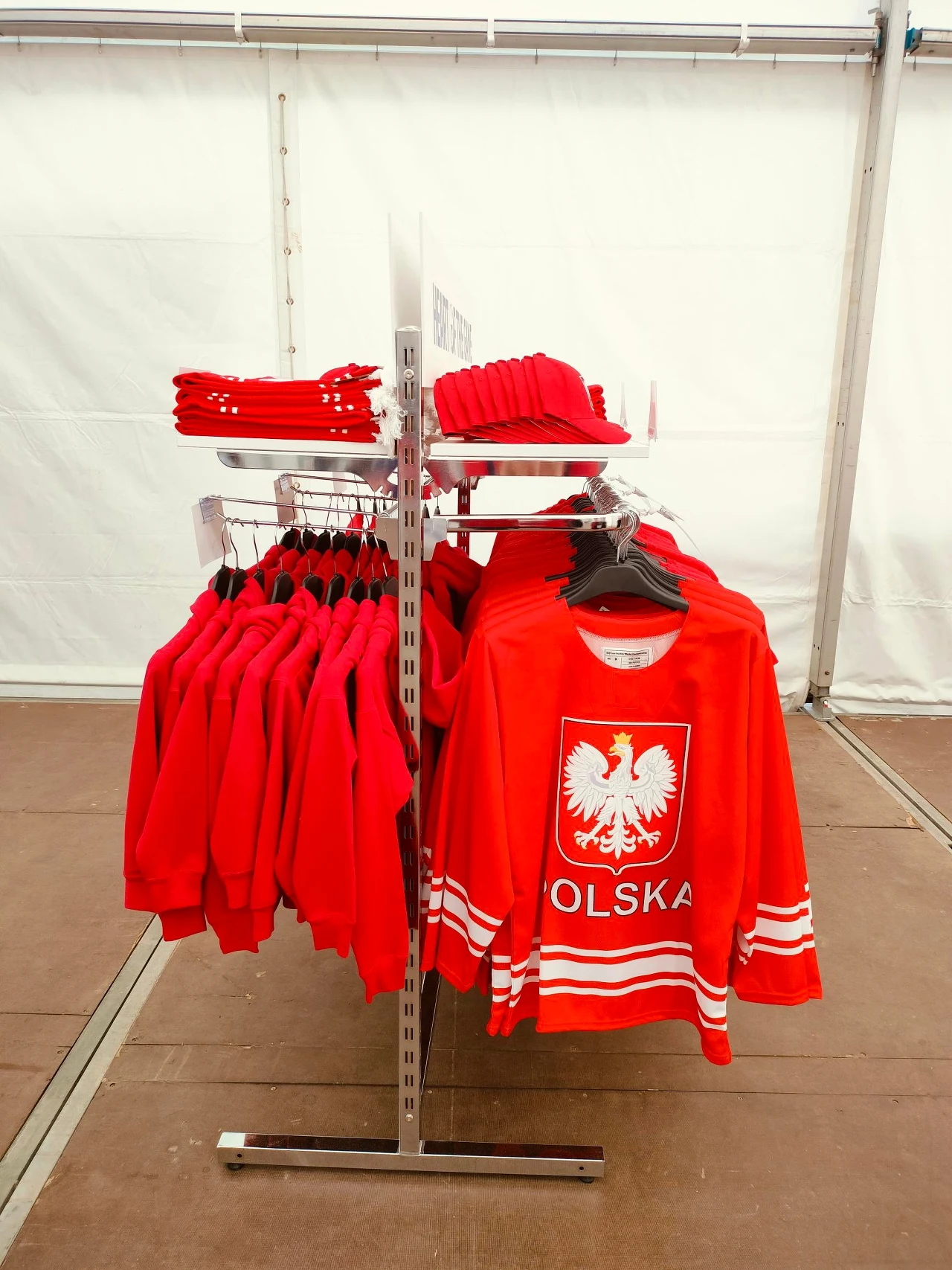 Stoisko z polskimi koszulkami, czapeczkami i szalikami