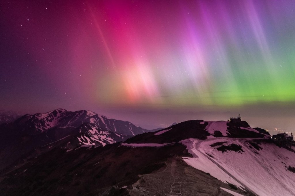 Zorza polarna sfotografowana na Kasprowym Wierchu (materiały IMGW)