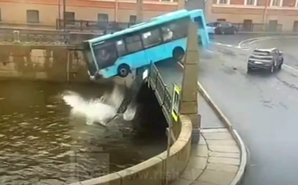 Autobus wpadł do rzeki w Petersburgu