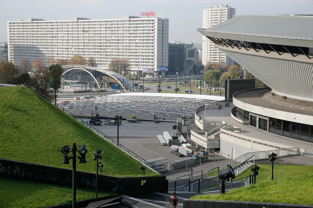 Superjednostka położona jest w centrum Katowic