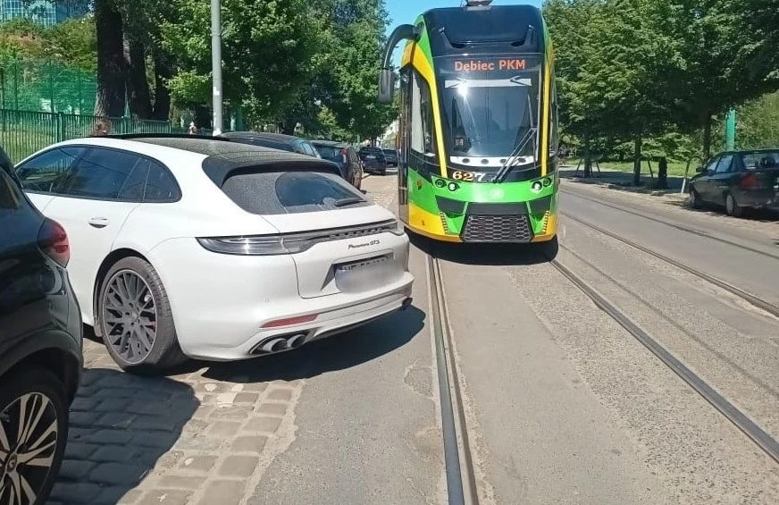 Kierowca Porsche Panamery zaparkował tak, że zablokował ruch tramwajowy