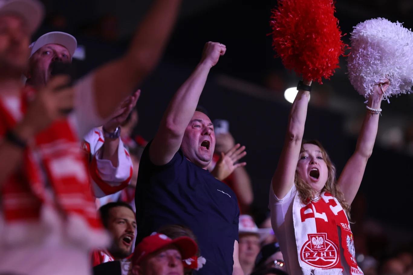Paweł Zygmunt i Katarzyna Zygmunt dopingują reprezentację Polski w Ostrawie