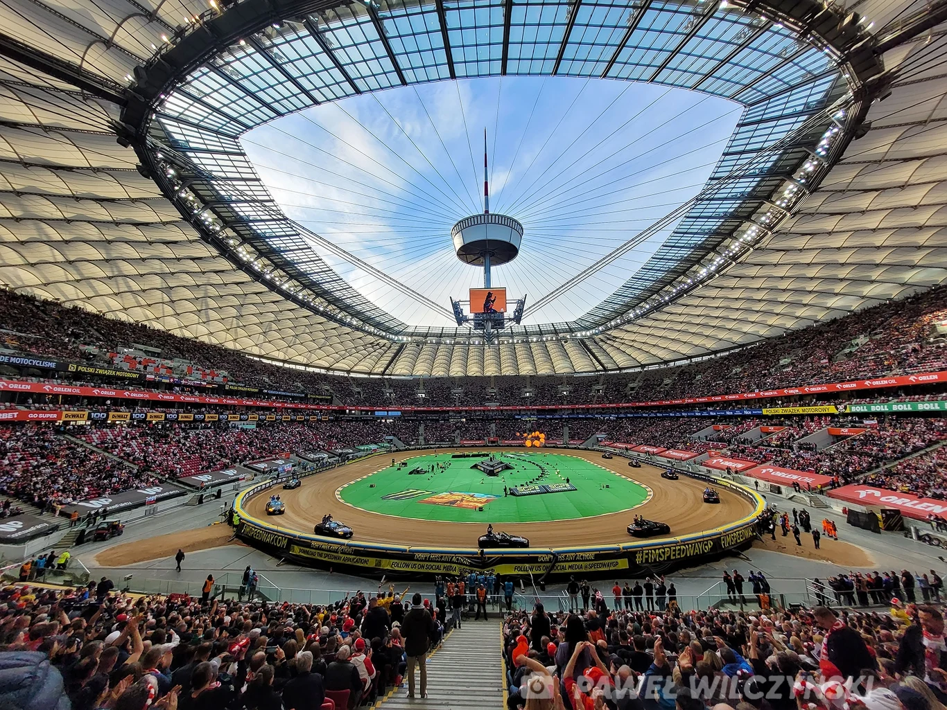 Otwarty dach na stadionie Narodowym. Otwarty dach na stadionie Narodowym.