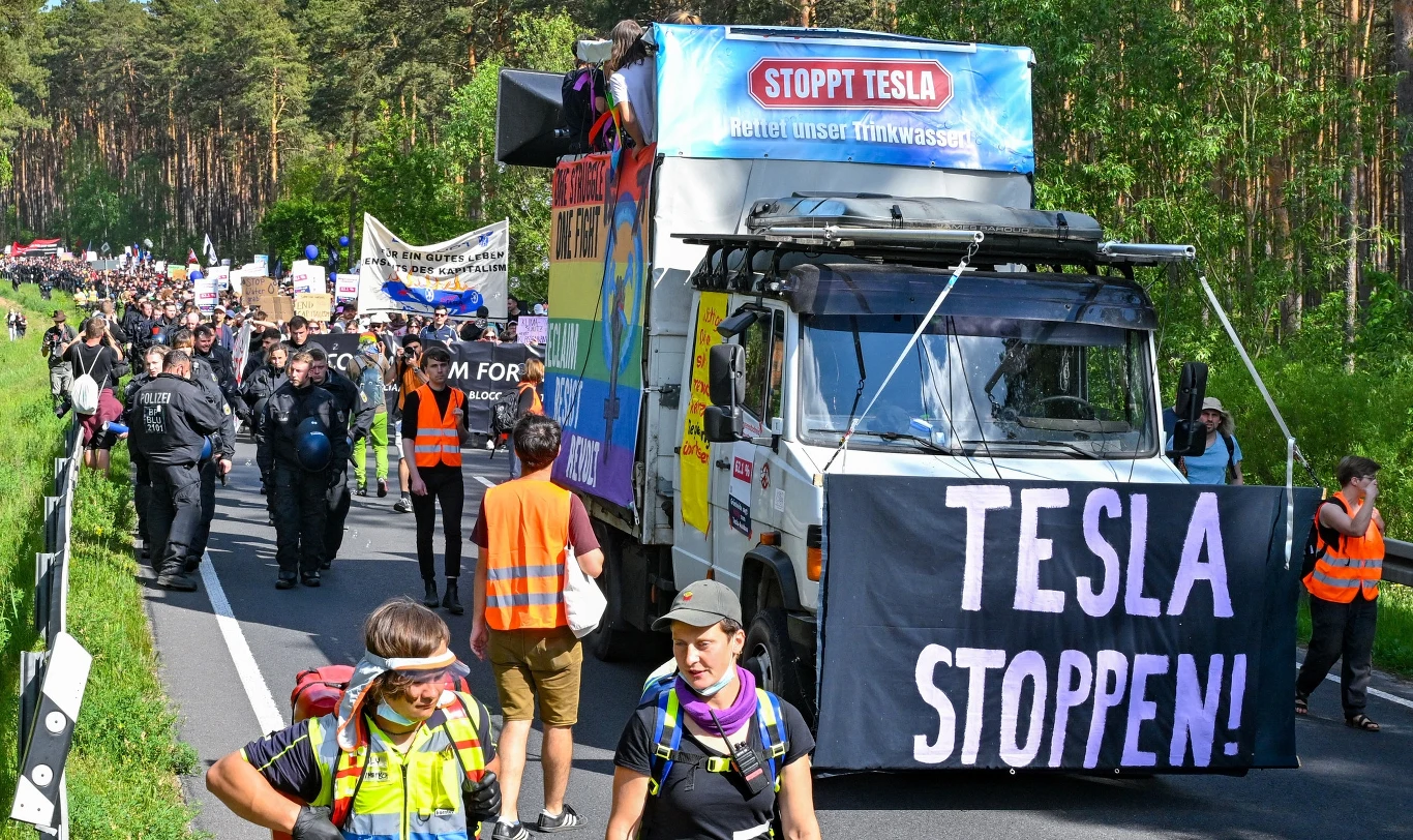 Protestujący chcą wstrzymania rozbudowy fabryki Tesli