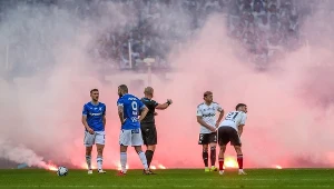 Hit Ekstraklasy przerwany przez kibiców. "Piekło" na murawie w Poznaniu