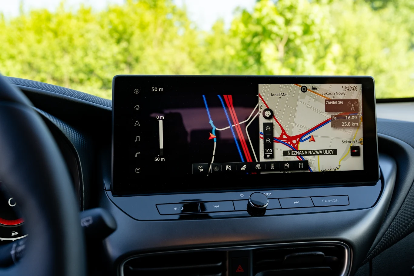 Nissan Juke po liftingu ma większy wyświetlacz multimediów i bezprzewodową łączność Apple CarPlay oraz Android Auto.