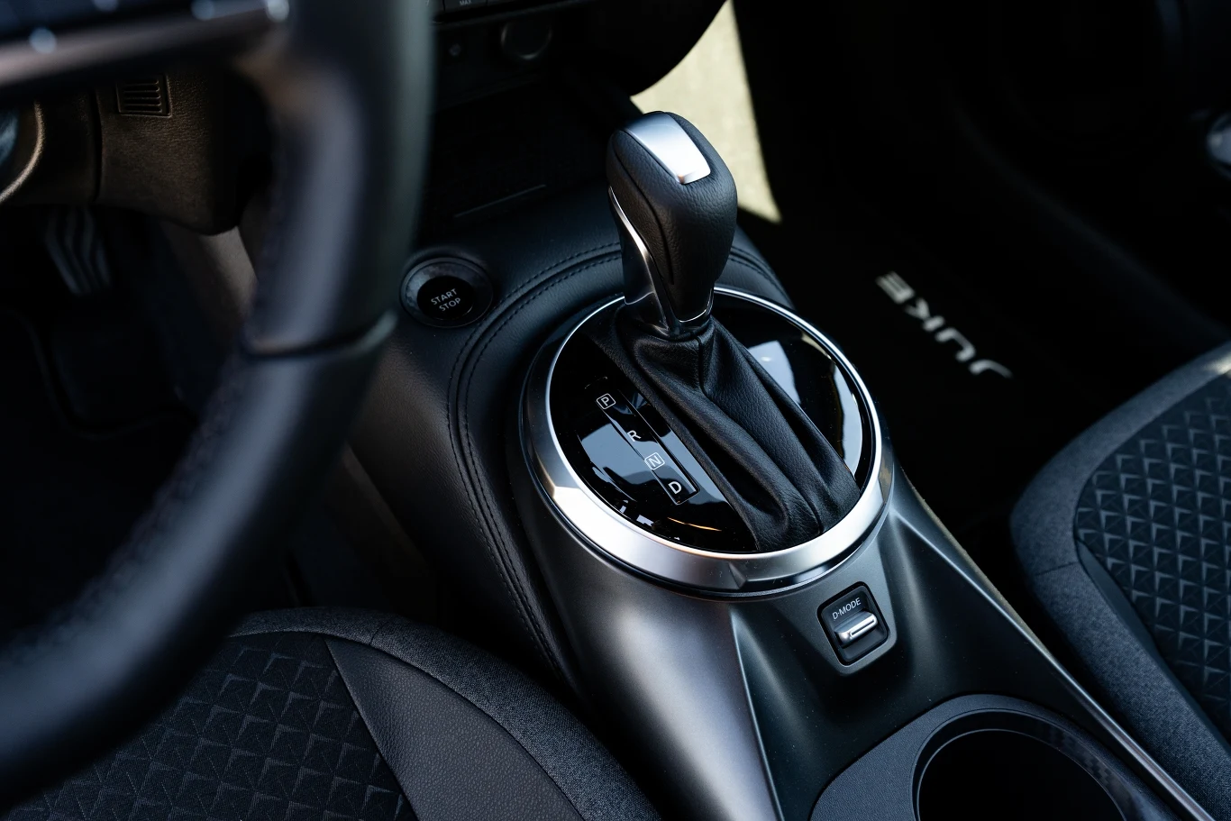 W wersji benzynowej Nissan Juke po liftingu jest dostępny z 6-biegowym manualem oraz 7-stopniowym automatem. Odmiana hybrydowa występuje z przekładnią Smart Multi Model