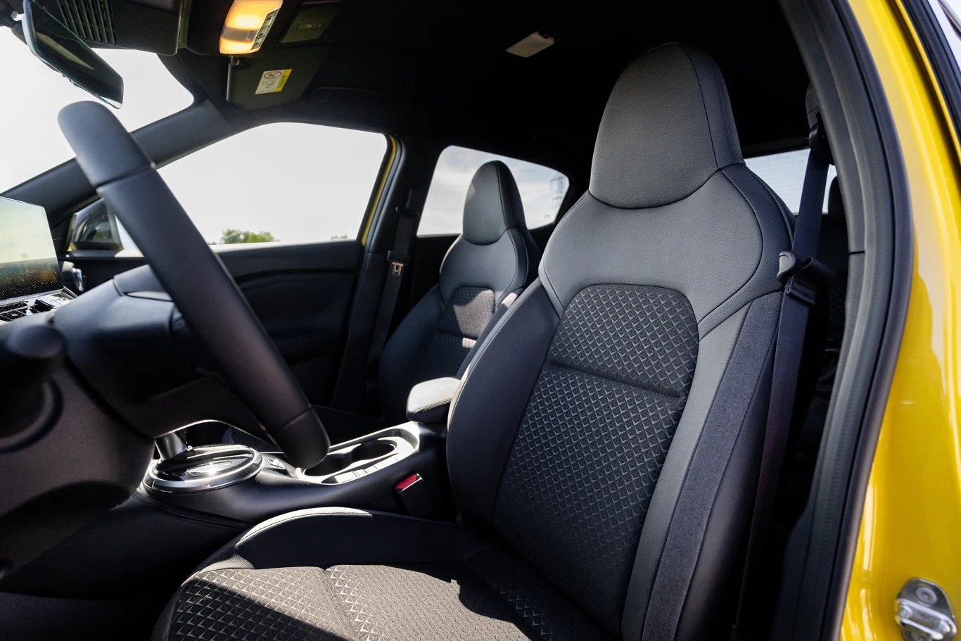 Nissan Juke po liftingu otrzymał nowy wzór tapicerki materiałowej oraz skórzanej.