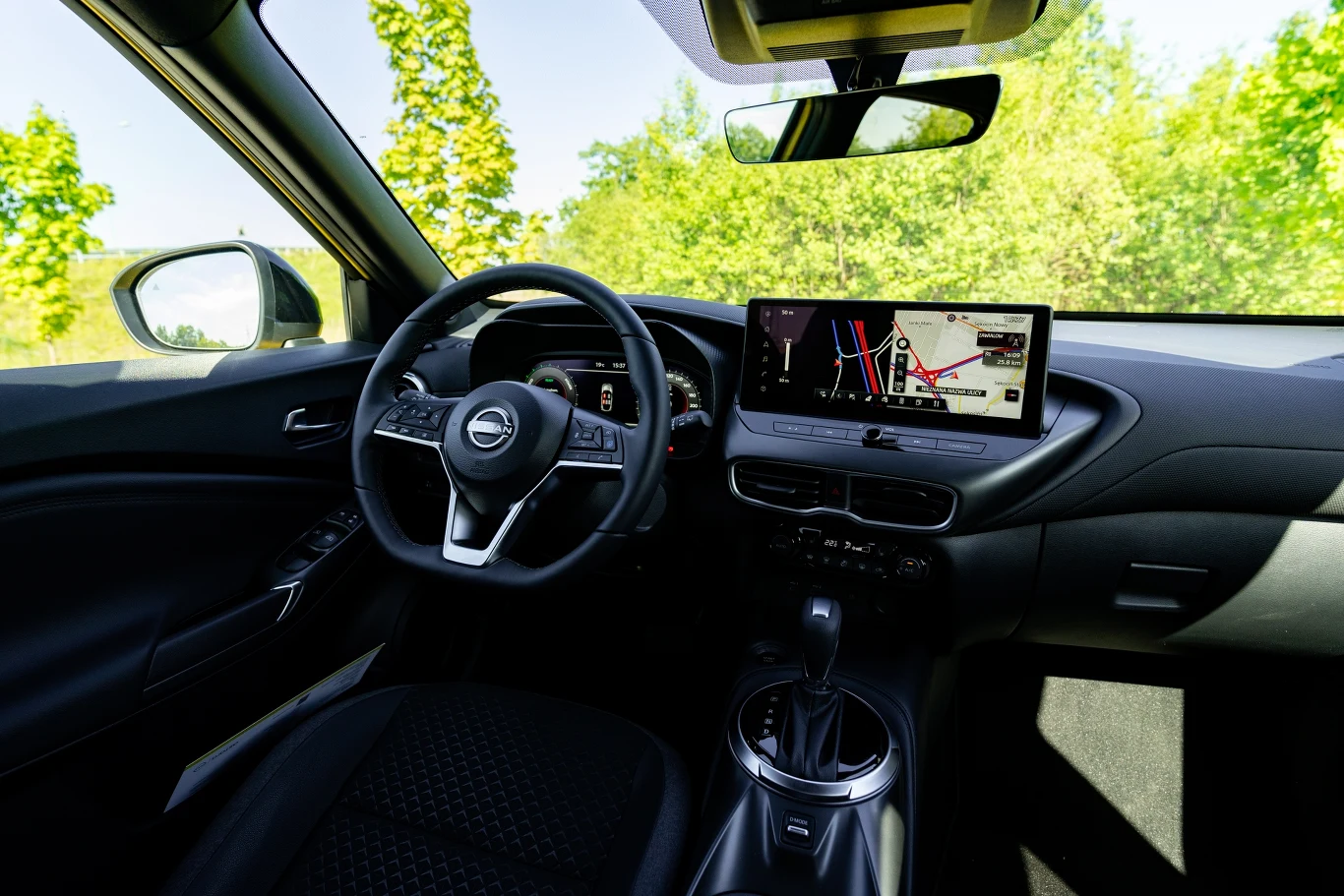 Nissan Juke po face liftingu ma przeprojektowaną deskę rozdzielczą.
