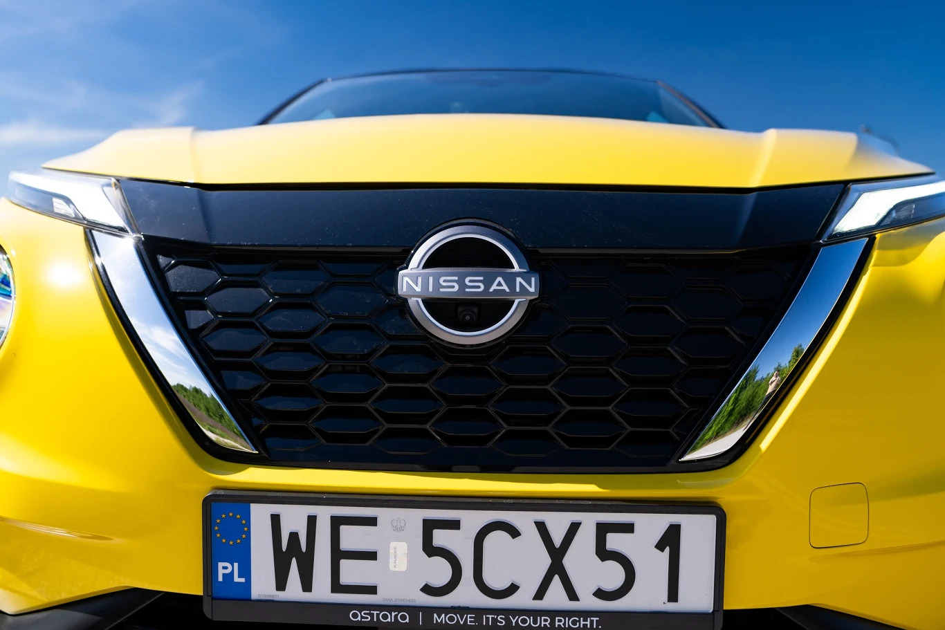 Nissan Juke po face liftingu. Odmianę z napędem hybrydowym rozpoznamy po czarnym pasie pod maską i innym grillu.