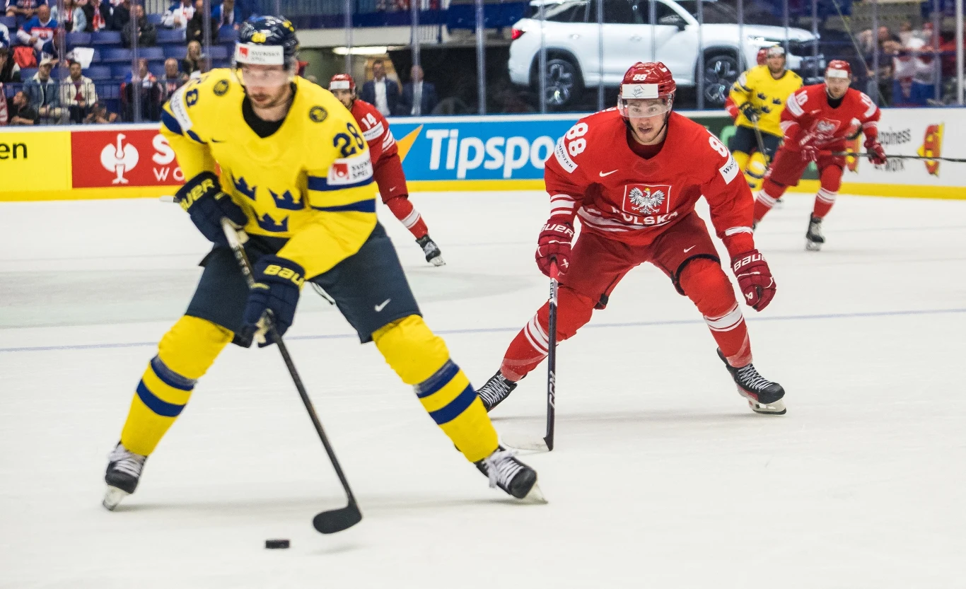 Alan Łyszczarczyk, strzelec jedynego gola dla Polski, spogląda na Marcusa Petterssona