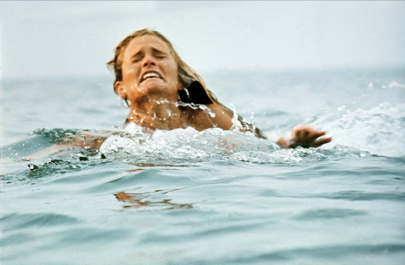 Susan Backlinie w scenie z filmu Stevena Spielberga "Szczęki" (1975)